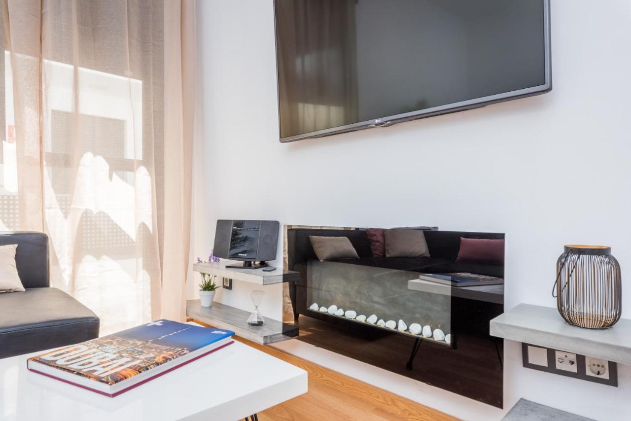 Atico Con Terraza Ac 1Hab En El Centro Y Piscina Comunitaria Apartment มาลากา ภายนอก รูปภาพ